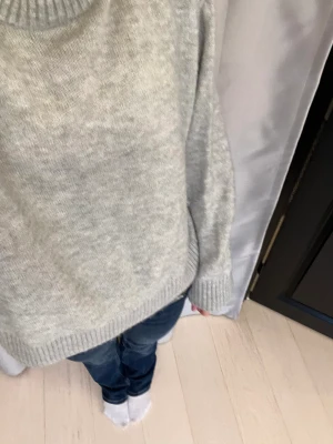 Ljusgrön tröja - Jättefin ljusgrön tröja från bikbok💚Bra skick, säljer pga att den inte kommer till andvändning. Tröjan är ljus grön inte grå!