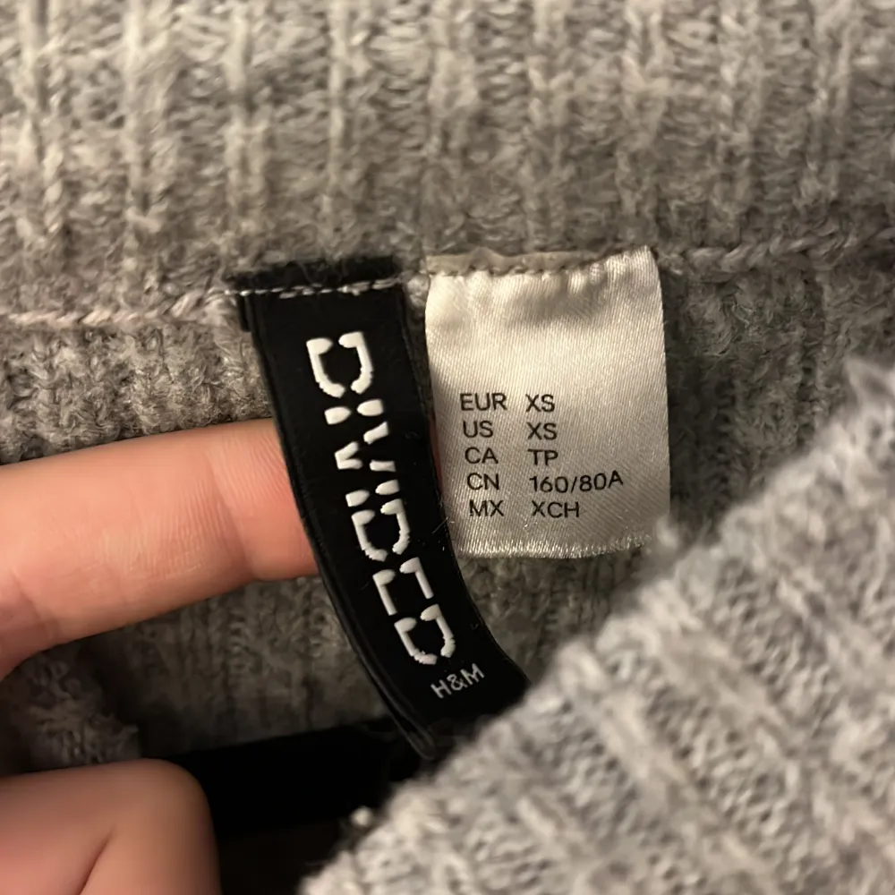 Grå stickad H&M tröja. Jätte stretchig och mjuk. Har bara använt 2 gånger. Är stor i storlek men står XS. Stickat.