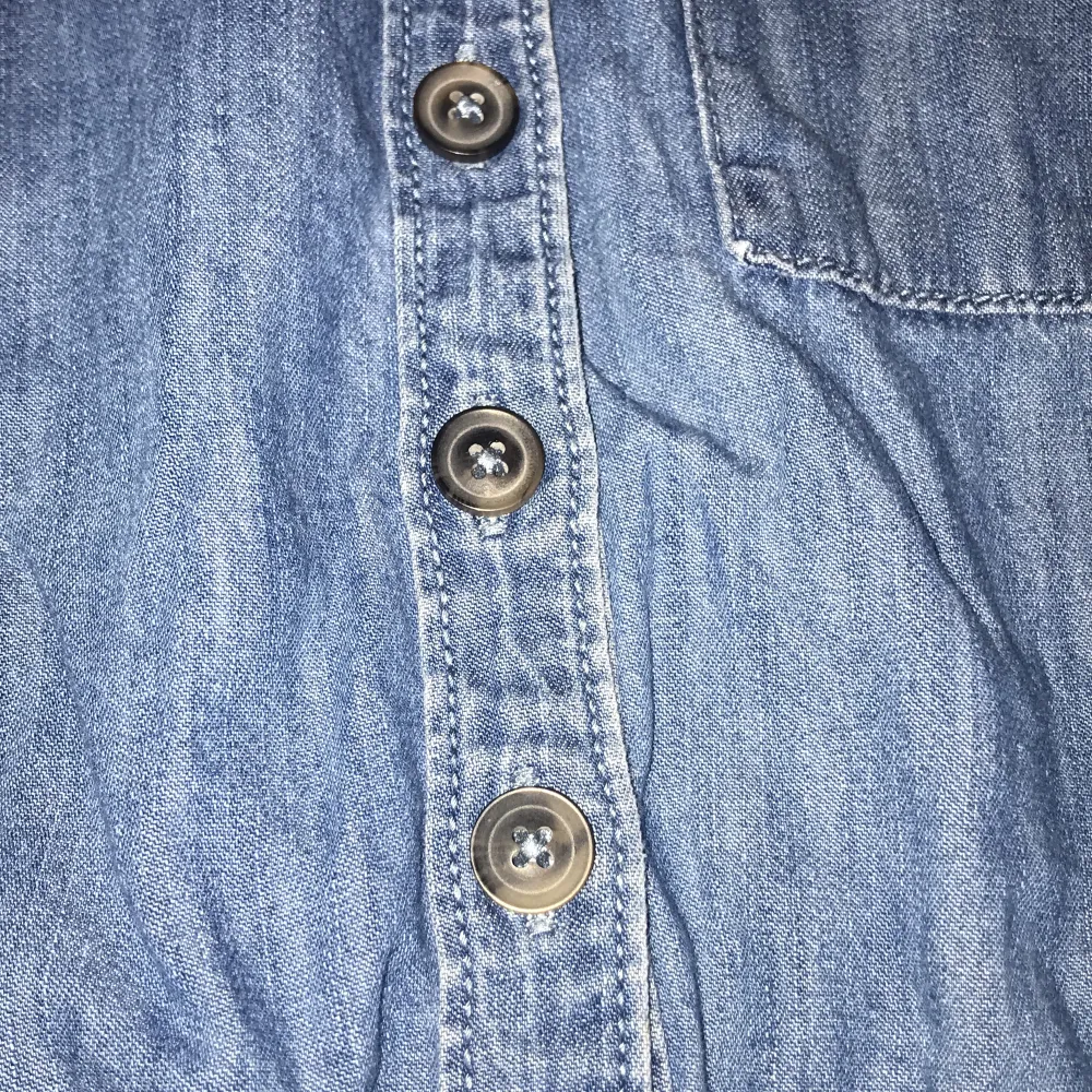 Den är en jättefin jeans plagg storlek 156-164 och använd 1 gång inget är trasigt på den . Blusar.