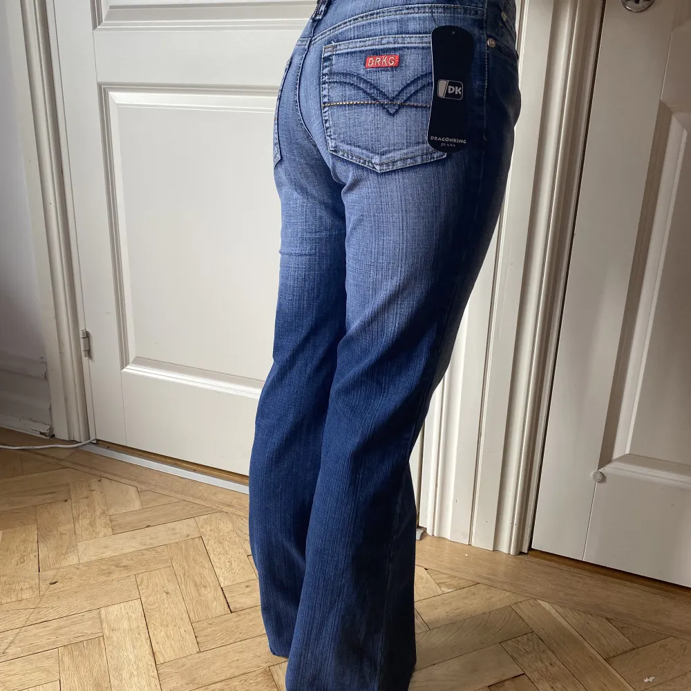 Super snygga lågmidjade jeans med washed jeans imitation.  Helt nya, aldrig använda med lappen kvar.  W26 L33 Passar mig perfekt som är en S  . Jeans & Byxor.