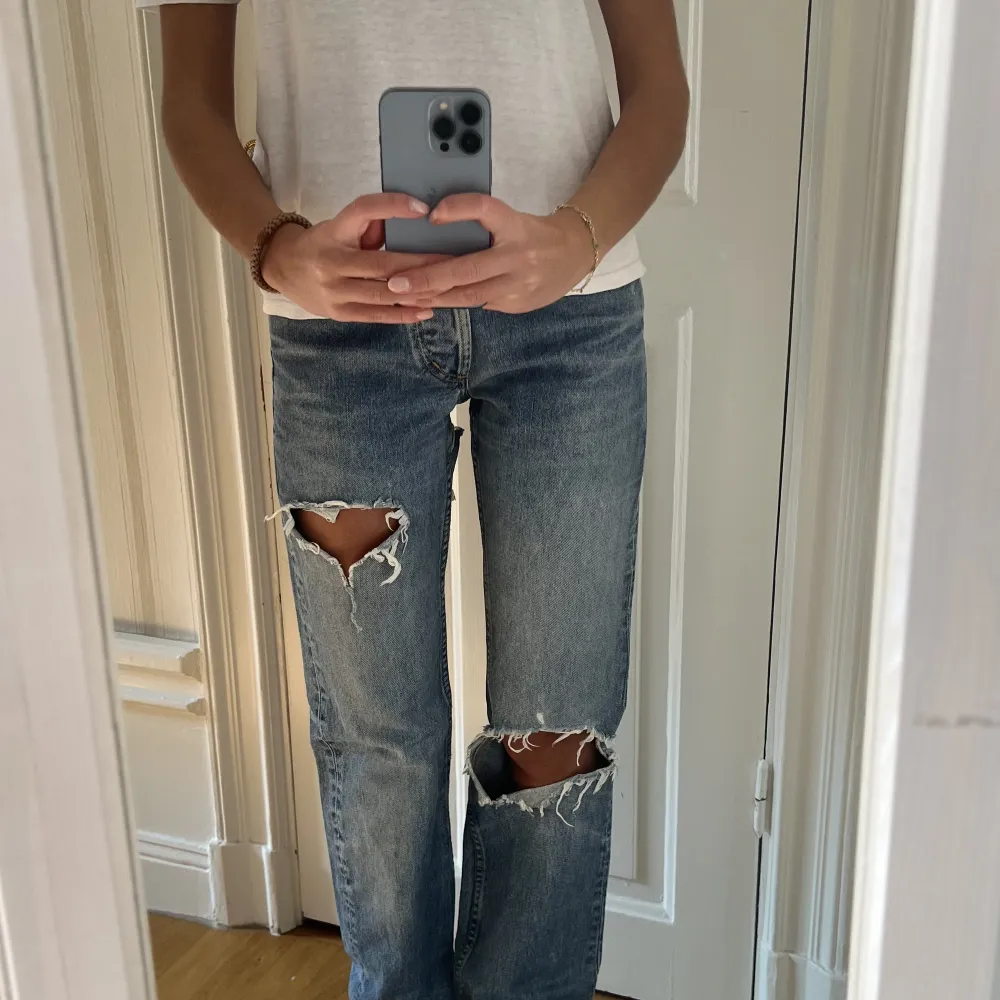 Sjukt snygga jeans med hål från Lee i storlek waist 25. (Jag är 162). Perfekta till hösten💞. Perfekt skick. . Jeans & Byxor.