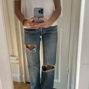 Sjukt snygga jeans med hål från Lee i storlek waist 25. (Jag är 162). Perfekta till hösten💞. Perfekt skick. 