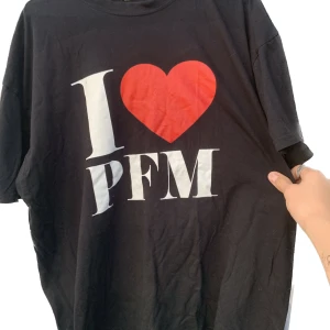 I ❤️tröja - I love PFM tröja köpt second hand. Helt okej säljer bara för att den inte används. Skriv för fler frågor🙃