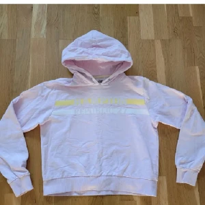 Hoodie - Hampton Republic hoodie i utmärkt skick, använd 1 gång. Kan fraktas, men köparen står för frakten 💕