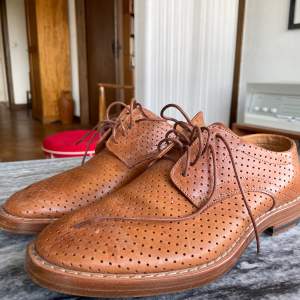 Skitsnygga Margiela skor i läder. Aldrig använda. Köpta på flagshipstore i London för 4500 kr.