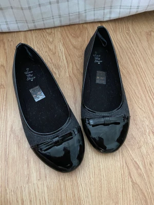 Ballerinaskor/ skor - Supergulliga svarta, shimmrande ballerina skor/ballet flats. Perfekta för en dag ute/event och liknande. De är supersköna/oanvända. 💕✨