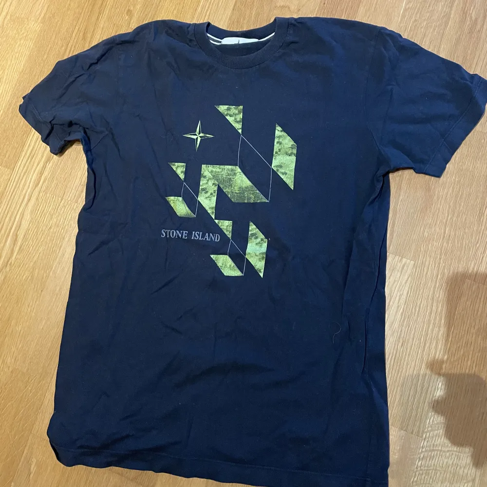 Säljer en Stone Island T-shirt, använd 2 gånger 9/10 skick (skrynklig på bilden för den används ej längre och bara ligger i garderoben) . T-shirts.