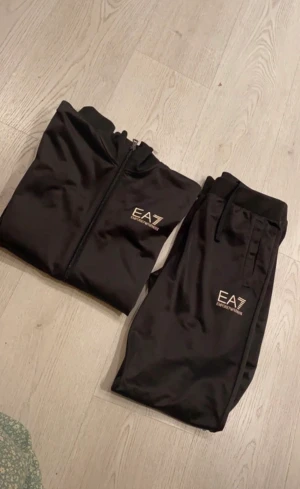 Set med byxa och tröja EA7 - Skick 10/10 För att köpa endast byxa el tröja se separat annons.
