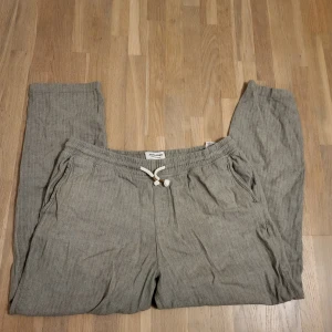 Jack & jones linnebyxor - Grå linne byxor från jack & jones. Ungefär 31x31 men det står L på storlek. Cond 10/10
