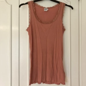 Linne - Ribbat linne med spetskant från Sant Tropez i superskönt material! Säljer pga att det är för stort❤️