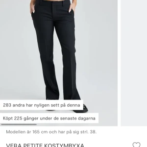 Lågmidjade kostymbyxor - Jätte fina kostymbyxor i storlek 38 ser ut som nya❤️ med slits och lågmidjade🌸kom privat för egna bilder 💕
