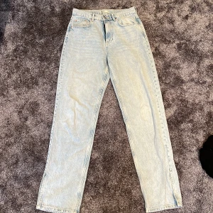 Gina jeans  - Högmidjade Gina jeans med slits. Storlek 38. Använda 1 gång 