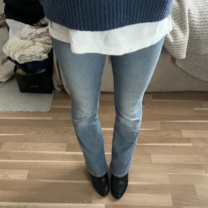 Skor med klack - Supersnygga skor köpta på sellpy, dock aldrig använda, storlek 37 men skulle möjligtvis passa 38. 💞Kan diskutera pris!