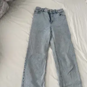 Ljusblå jeans med ställbar midja från Lindex i storlek 158