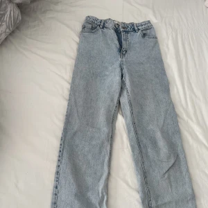 Ljusblå straight/vida jeans - Ljusblå jeans med ställbar midja från Lindex i storlek 158