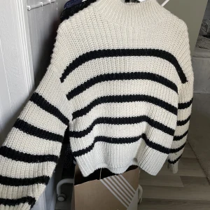 Stickad tröja - Säljer en fin randig stickad Troja från H&M. Lite högre i halsen. Använd fåtal gånger, varm och skön🌸Skulle säga att den är mer S än XS