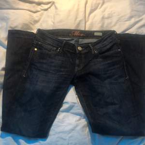 Jätte fina low waist jeans som jag aldrig använt, dom var lite förstora för mig tyvär💕