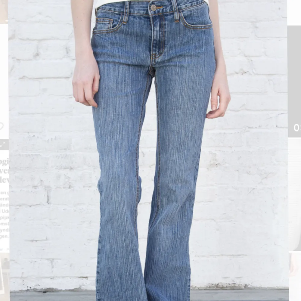 Säljer mina lågmidjade jeans från Brandy Melville i modellen Brielle 90s jeans. Slutsålda på hemsidan! Dom har ett hål på innersida lår som jag sytt ihop igen. Står att dom är onesize men passar mig som oftast har strl 36.. Jeans & Byxor.