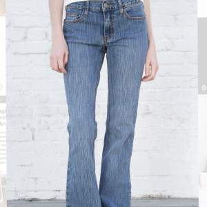 Säljer mina lågmidjade jeans från Brandy Melville i modellen Brielle 90s jeans. Slutsålda på hemsidan! Dom har ett hål på innersida lår som jag sytt ihop igen. Står att dom är onesize men passar mig som oftast har strl 36.