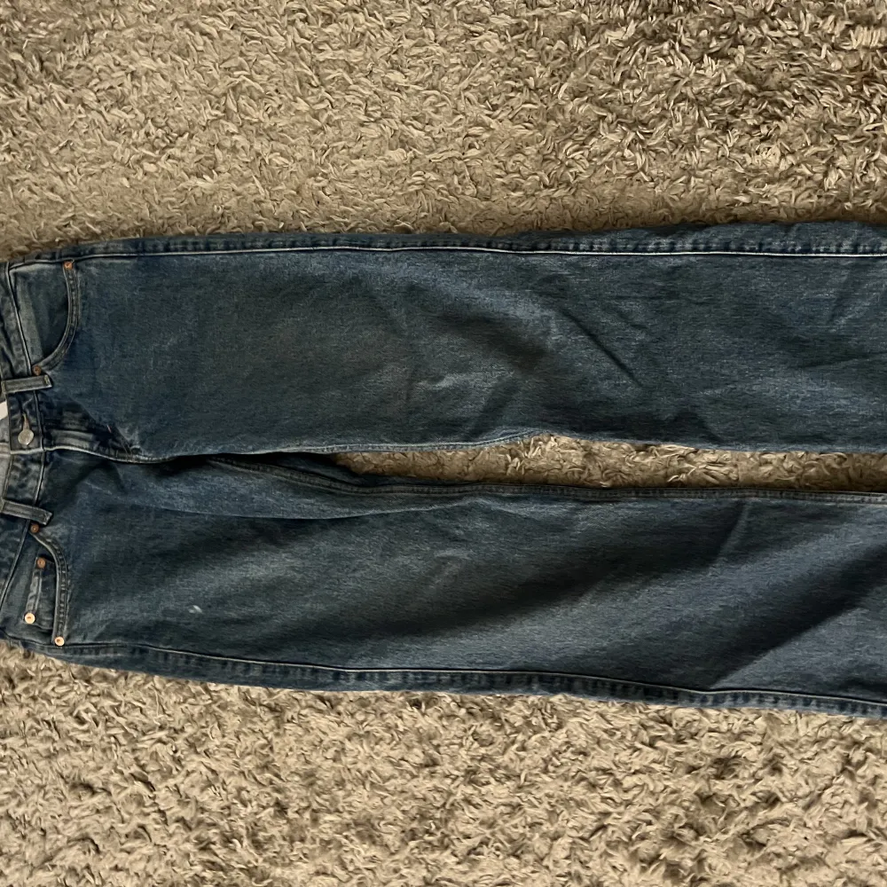 NYPRIS: 590kr Blåa weekday jeans!!!🤩 model arrow low.. Jeans & Byxor.