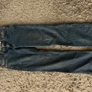 NYPRIS: 590kr Blåa weekday jeans!!!🤩 model arrow low.