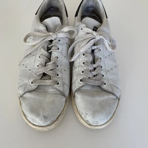 Stan Smith  - Stan Smith med slitage där bak