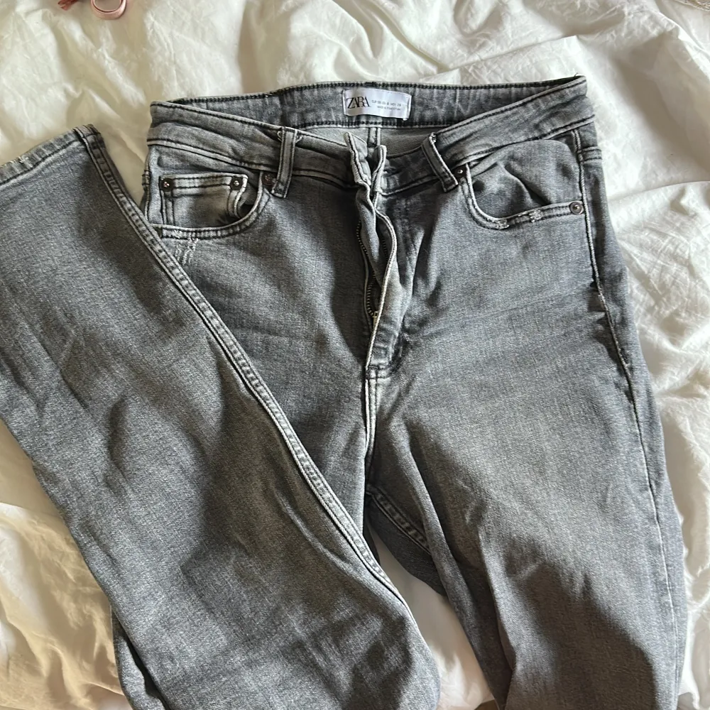 Gråa jeans med hål på knäna och en slitt längst ner vid foten. Säljer pågrund av att jag inte använder. Jeans & Byxor.