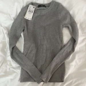 Grå tröja - Så fin och mjuk ribbad tröja från mango. Aldrig använd!💗