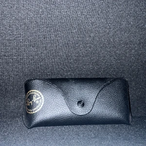 Glasögon  - Ett helt par nya ray Bans glasögon  Nypris 1435kr