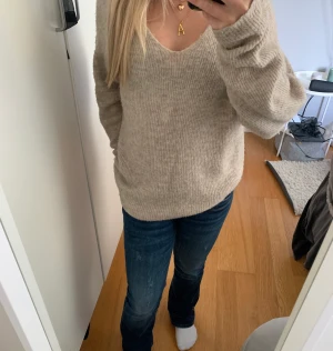 Beige stickad tröja  - Nästan helt ny stickad beige tröja från Veromoda säljer pga att den e förstor för mig.