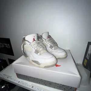 Jordan 4 oreo  - Ett par fina Jordan 4 oreo! Goat verifikation finns✅ kan gå ner i pris vid snabb affär! Skick 7/10.