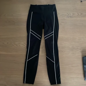 Stronger tights - Supersnygga Stronger tights med vita detaljer. Jättefint skick och knappt använda!