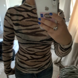 Halvgenomskinlig topp - Säljer min coola topp med tigermönster!