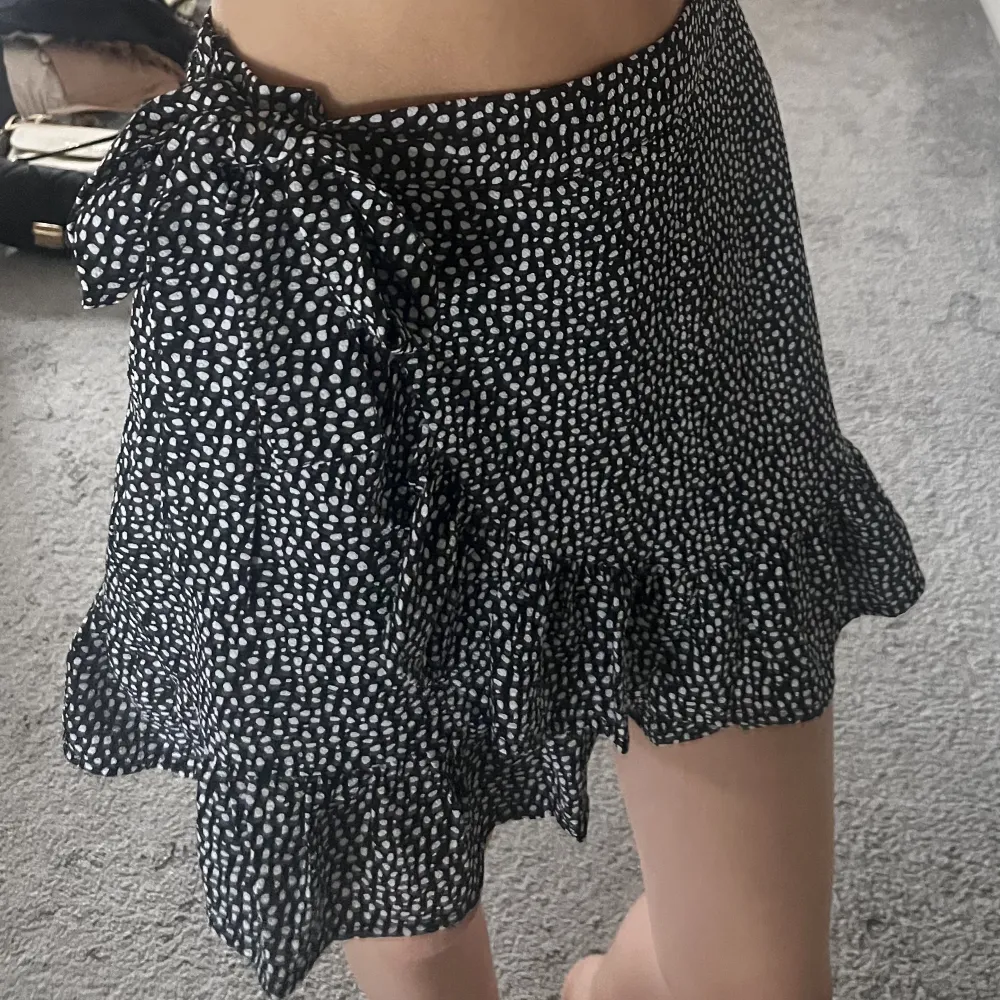 fin somrig volang kjol från new yorker, köpte för 2 somrar sen, har använt flitit men forfarande som oanvända😋🥰 . Kjolar.