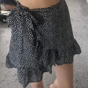 fin somrig volang kjol från new yorker, köpte för 2 somrar sen, har använt flitit men forfarande som oanvända😋🥰 