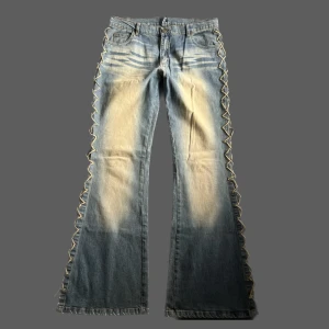 Y2K BOOTCUT JEANS - Världens coolaste Y2K bootcut jeans! midjemåttet: 42cm tvärsöver innerbenslängd: 85cm PS. KOLLA IGENOM MITT KONTO NI KOMMER HITTA MÅNGA Y2K OCH VINTAGE PLAGG 