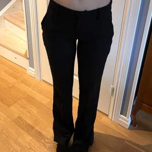 Populära lågmidjade kostymbyxor i modellen ”Vilma” från bikbok🤍 Passar även storlek 32 eller xxs