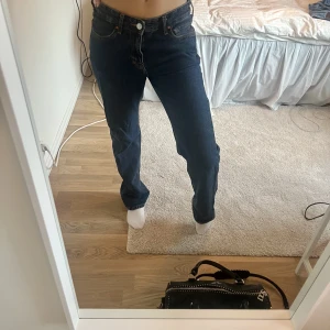 Low waist jeans - Säljer mina lågmidjade jeans då dom inte passar längre, nyskick Nypris 600 kr