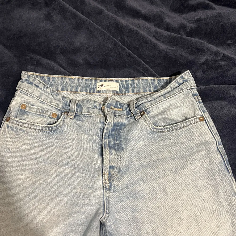 Skit snygga jeans från zara, knappt andvända och är i fint och bra skick ❤️. Jeans & Byxor.