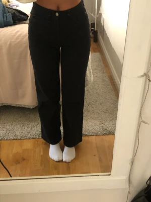 Straight jeans - Svarta jeans från Cubus som är höja i midjan. Sitter bra i midjan på mig som ofta brukar ha problem med att de sitter för löst.