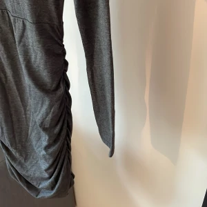 Långarmad klänning  - Söt långarmad klänning! Aldrig använt prislappen sitter kvar🥰Den är i storlek s egentligen men skulle säga att den är ganska liten så mer lik xs💞