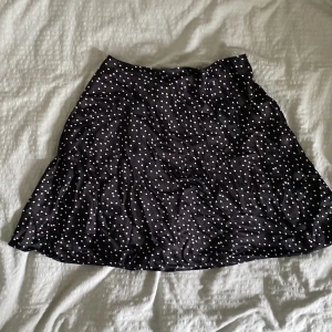 Minikjol från &other stories - Urgulliga kjol i silkes material från &other stories. Sparsamt använd. Super skön att ha på sig. 