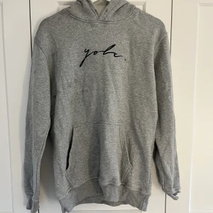 Hoodie - Grå hoodie med text. Vid frågor är det bara att höra av sig!💕