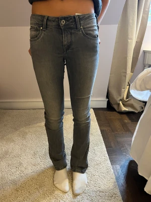 Gråa low waist jeans - Säljer ett par super snygga och trendiga jeans från pepe jeans och dom är använda fåtal gånger och inga defekter❣️