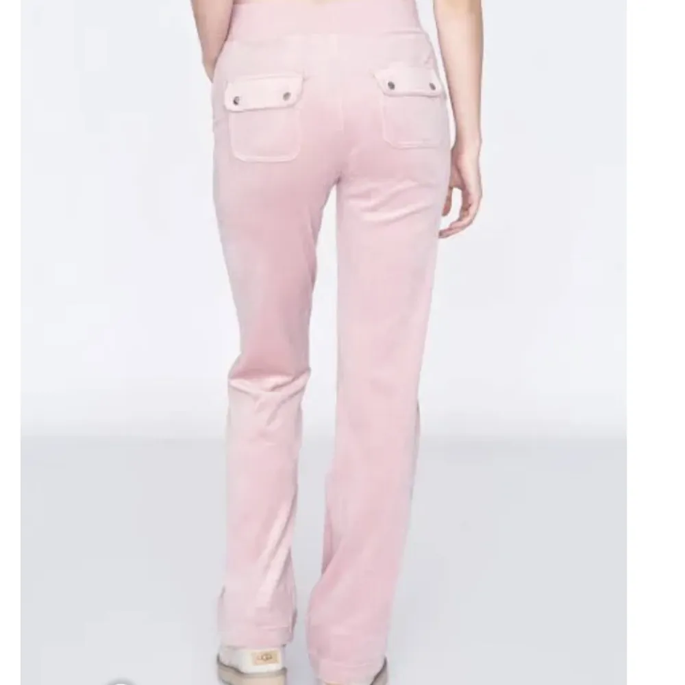 Säljer nu mina älskade juicy byxor. Storlek xs. Nypris är 1300 och säljer nu för 400<3. Jeans & Byxor.