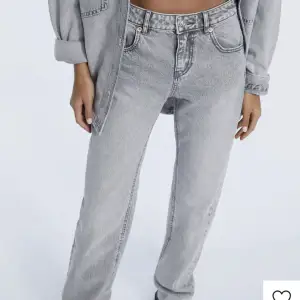 Hej säljer dessa gråa fina jeans från Zalando eftersom de är för små för mig. Nästan aldrig använt dem så de är i väldigt bra sckik😁🤩
