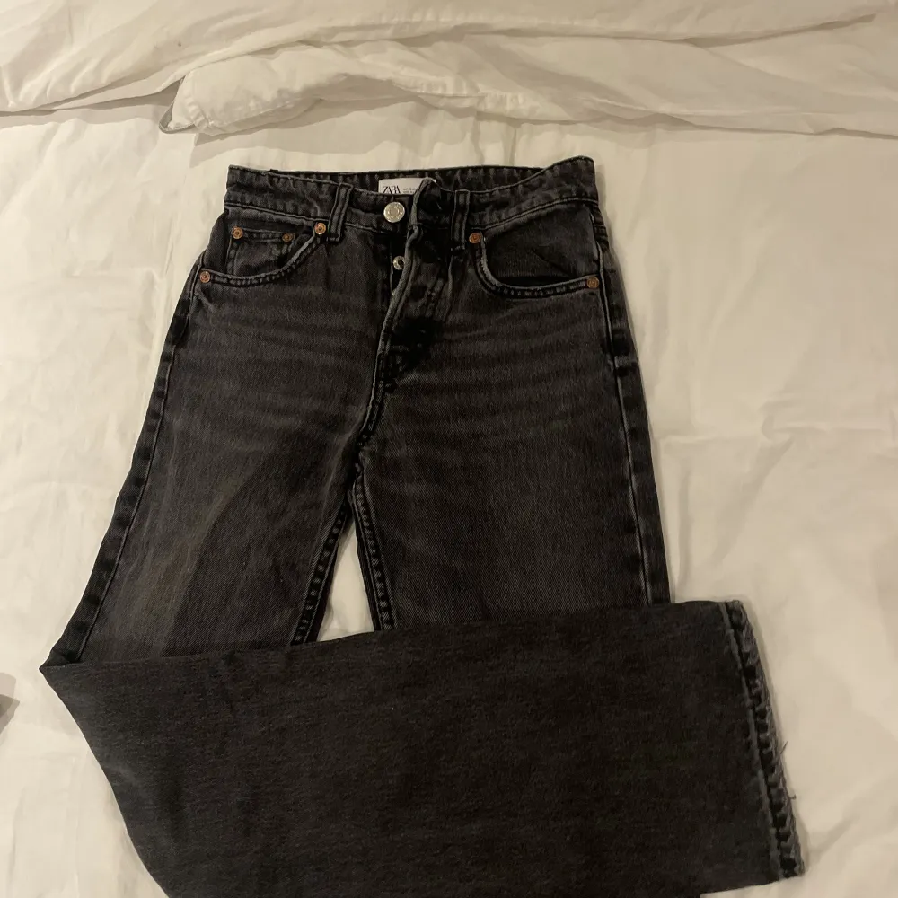 Zaras mid raise jeans köpt för 350 kr st❤️säljer en för 150 2 för 250 och 3 för 320❤️jättefina färger❤️Alla är i storlek 32. Jeans & Byxor.