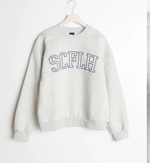 Sweatshirt från Gina tricot - Säljer den här super fina tjock tröjan från Gina tricot💕Original priset var 279. Tröjan är i bra skick förutom att den är lite nopprig, men det är inget som man lägger märke till! 
