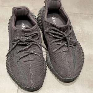 Yeezy boost 350 - Yeezys storlek 36 2/3 Bra skick Kvitto och box finns Kontakta för mer bilder eller frågor!
