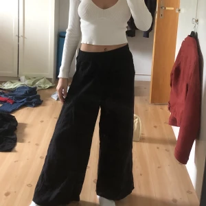 Linnebyxor 🥰🥰 - svarta linnebyxor med fickor, verkligen perfekta basic byxorna! Hur sköna som helst. Säljer då jag har två par svarta linnebyxor. Storlek S och jag har sytt upp dom så passar för oss som är ca 160 cm😇
